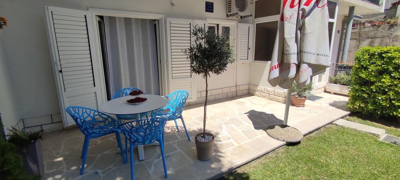 Garden With Private Parking Apartmán